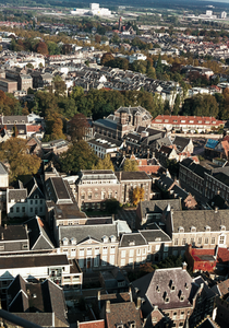 21882 Overzicht van het oostelijke deel van Utrecht vanaf de Domtoren; op de voorgrond het Provinciehuis (Achter ...